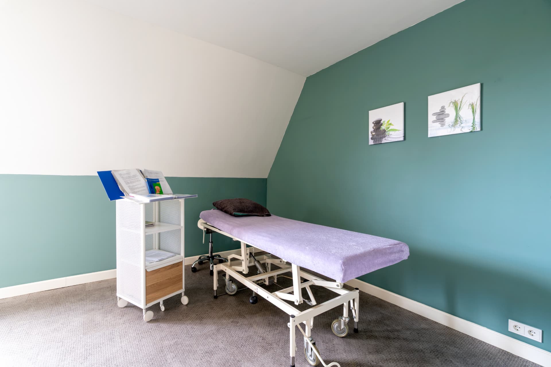 Rustige behandelkamer met behandeltafel