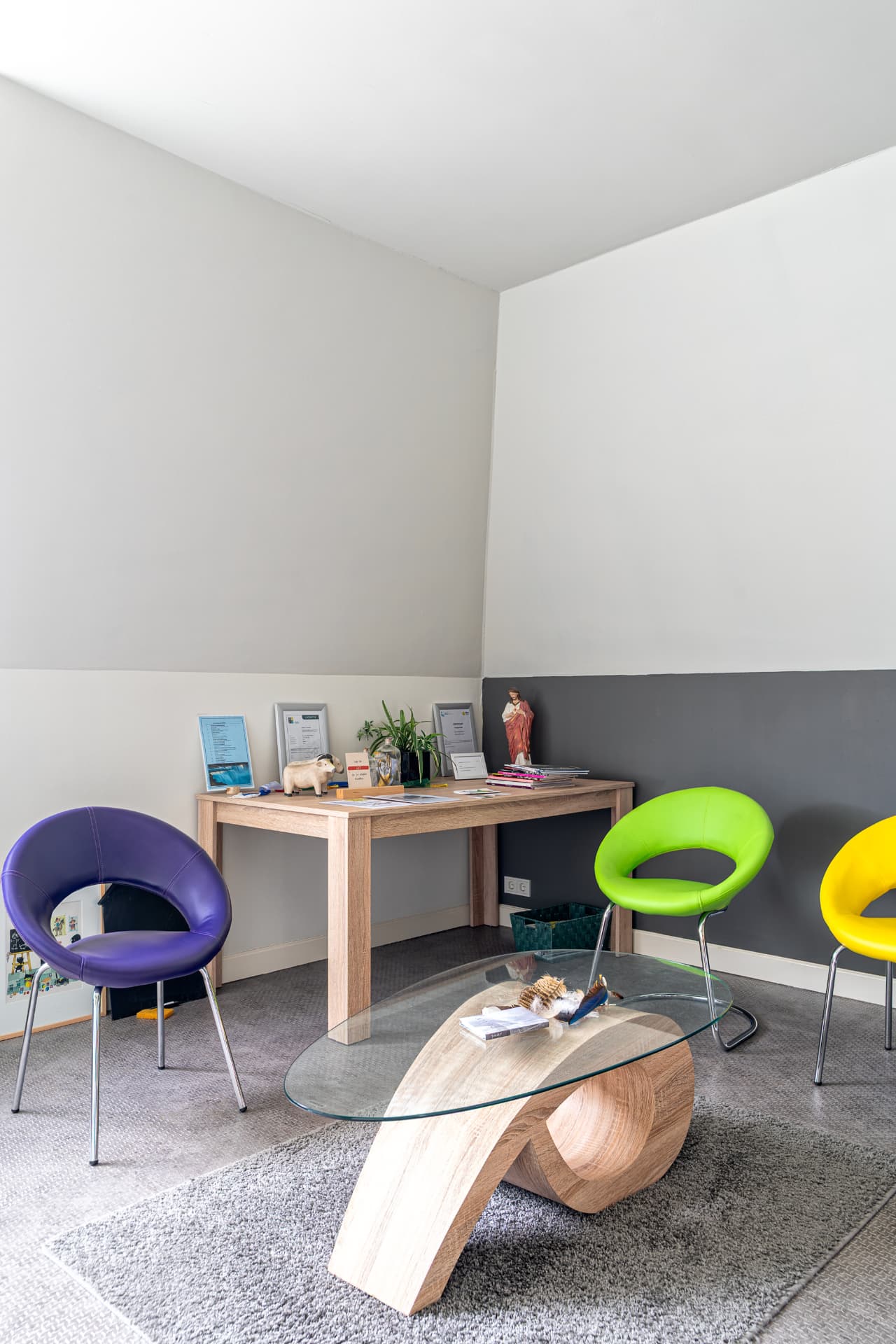 Wachtruimte met kleurrijke stoelen bij Praktijk Kinesiologie Emmen